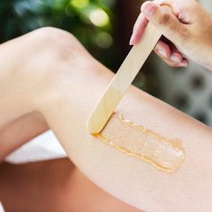 Waxing Haarentfernung mit Warmwachs im Kosmetikstudio